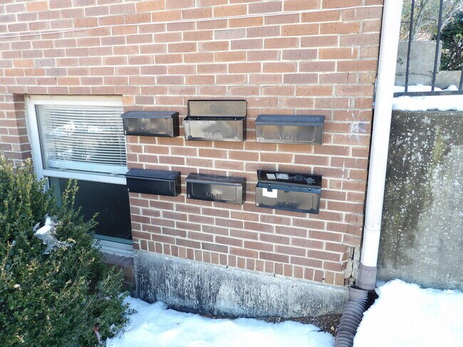 Building Photo - 902 Plaza Dr