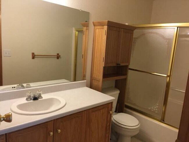 Building Photo - Lovely 3-Bedroom Duplex for Rent in McKinl...