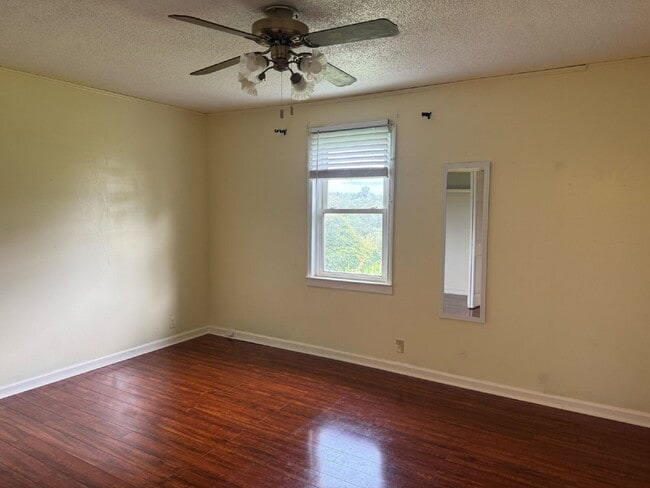 Building Photo - 3 bed, 1.5 bath - Seneca