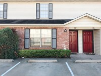 Building Photo - Spacious 3/3 Townhome-Style Apartment in t...