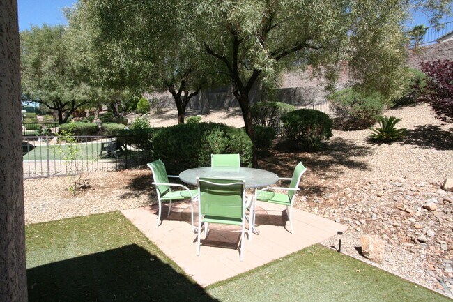 Building Photo - 2 bed w/den, 2 bath, 2 car single story house