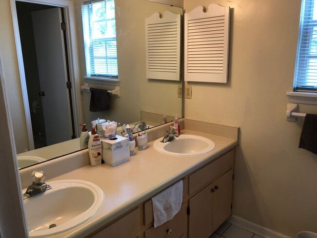 Building Photo - Two Bedroom Townhouse with Fully Fenced Yard and Vinyl Plank throughout!