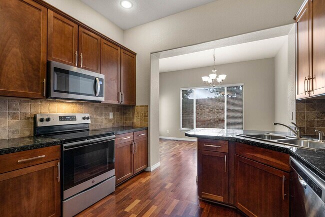 Building Photo - Spacious Townhome in Cherry Creek School District