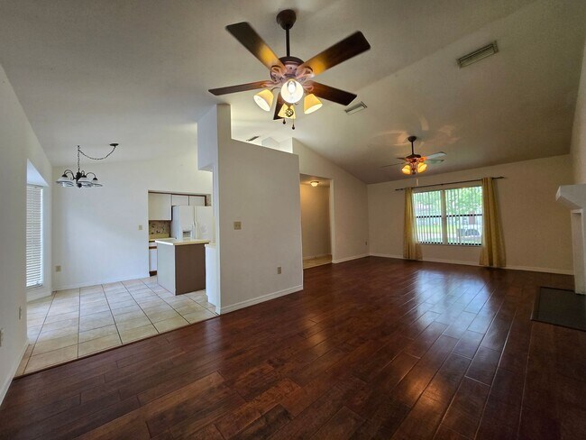 Building Photo - Springtree - Beautiful, spacious home