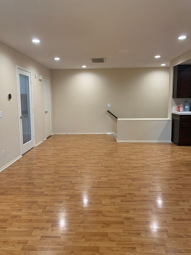 Building Photo - Spacious Lake Forest condo available 09/05...