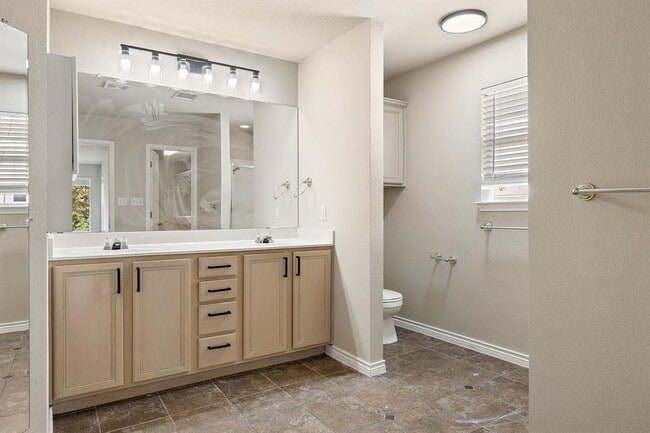 Building Photo - 3809 Tailfeather Dr