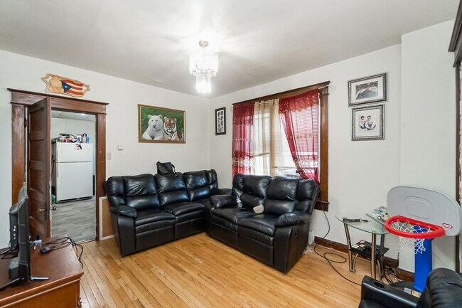 Building Photo - ? Spacious 3-Bedroom Home in Allentown – M...