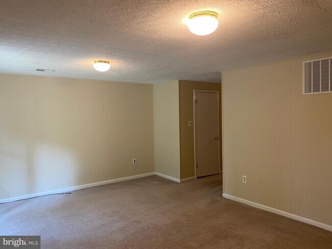 Building Photo - 2804 Cambridge Dr