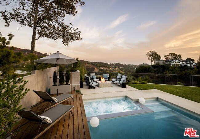 Building Photo - 2344 Banyan Dr