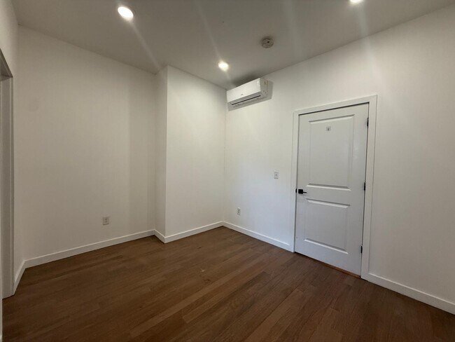 Building Photo - 107 Magazine St