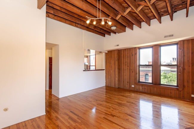Building Photo - 1136 W Armitage Ave