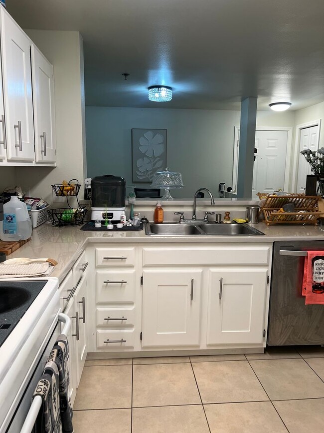 Building Photo - Welcome to Renton Ridge, 3 bed 2 bath with...