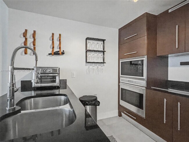 Building Photo - 475 Brickell Ave