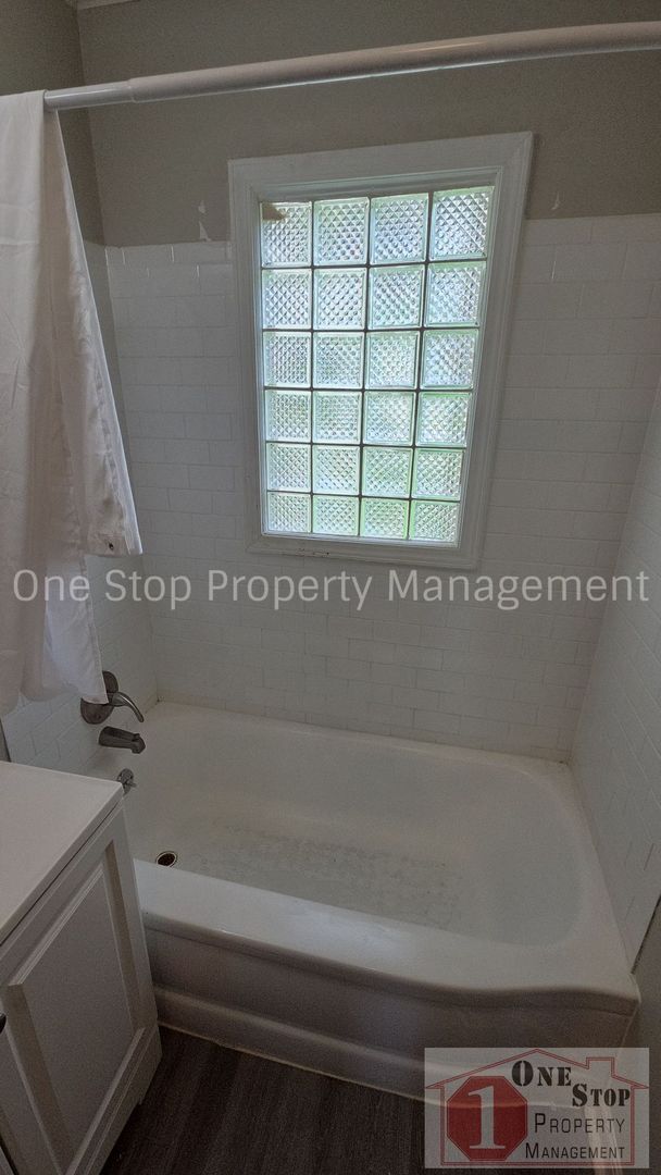 Building Photo - 3 Bedroom, 2 Bathroom with 1 Car Garage in Gladstone, Missouri