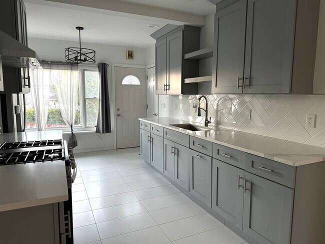 Building Photo - 143 W 2nd St