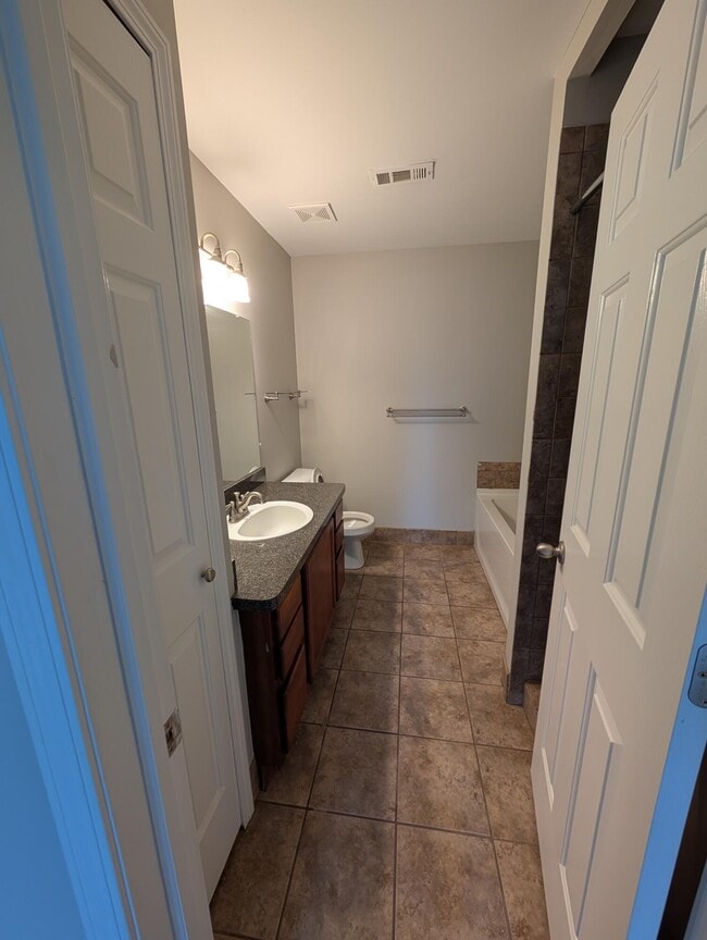 Building Photo - 43120 Pendleton Cir