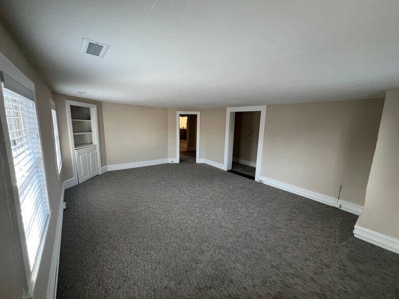 Large Living Room - 2 Mechanic St