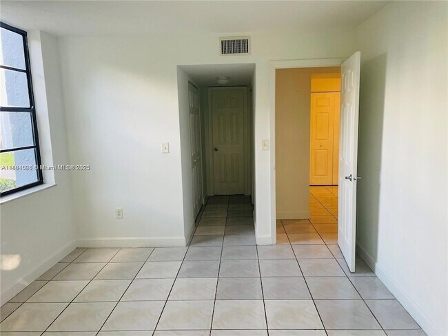 Building Photo - 9440 Fontainebleau Blvd