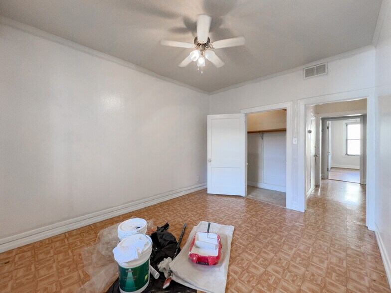 Building Photo - 2405 W Wilson Ave