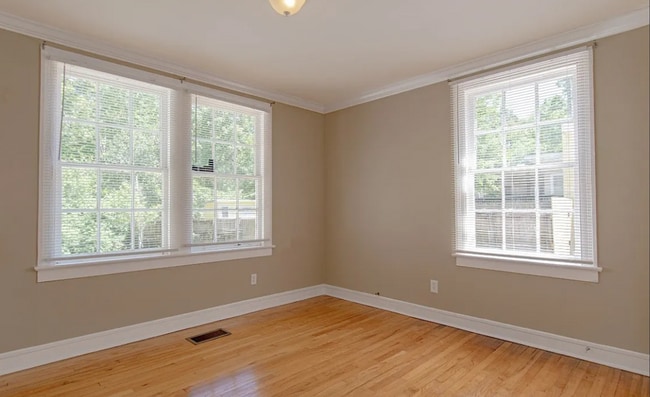 Building Photo - Cute Curb Appeal and fresh updates!