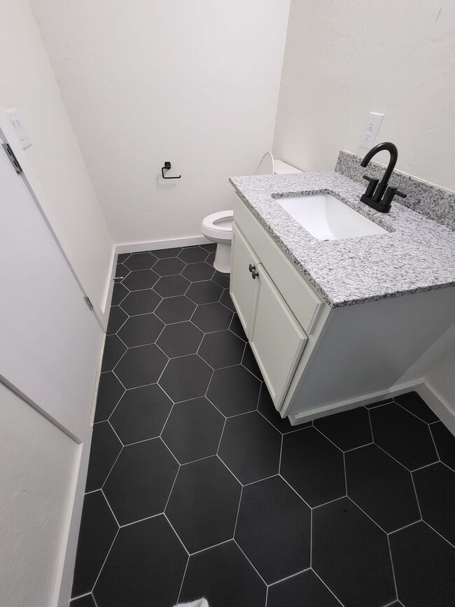 Building Photo - 4 bedroom 2 bath home in Tecumseh!