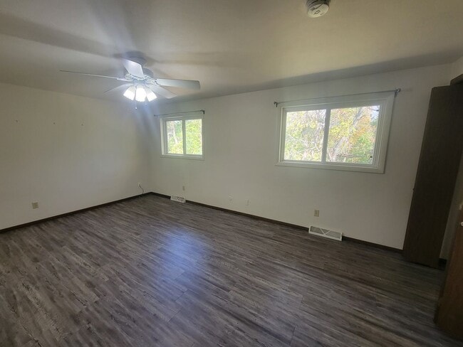 Building Photo - COMING SOON! 2 Bed, 1.5 Bath Duplex!