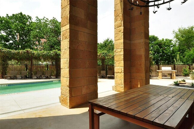 Building Photo - 800 W 5th St