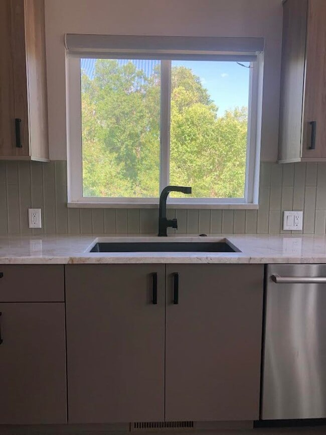 Building Photo - Beautiful 3 Bed, 4 Bath Home, Stunning Views from Rooftop Deck, D-12, close to DT and Military