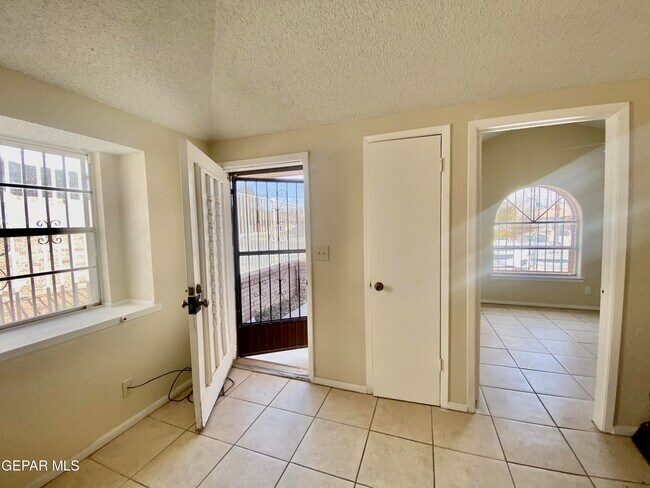 Building Photo - 823 Montera Rd