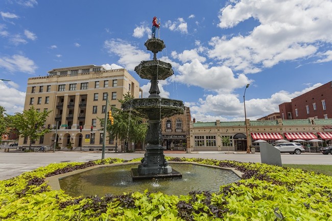 Primary Photo - Fountain Plaza - Hogshead Apartments