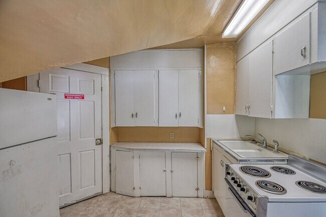 Building Photo - 464 College