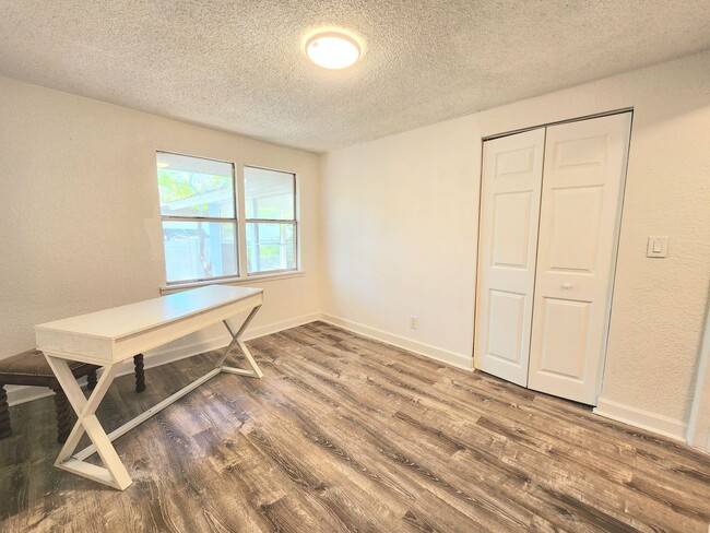 Building Photo - Beautifully renovated 2/2 duplex in the he...