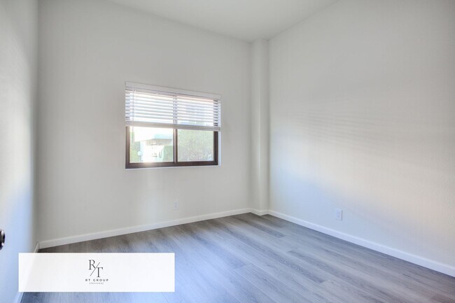 Building Photo - Fully Remodeled | Spacious & Bright Townhome