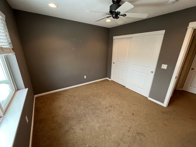 Building Photo - Quiet 3 Bed/2.5 Bath Home With Fenced Back...