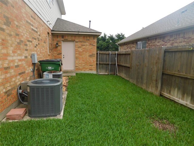 Building Photo - 1511 Homewood Cir