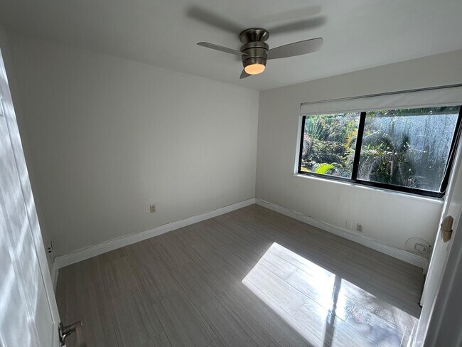 Building Photo - 112 NE 5th St