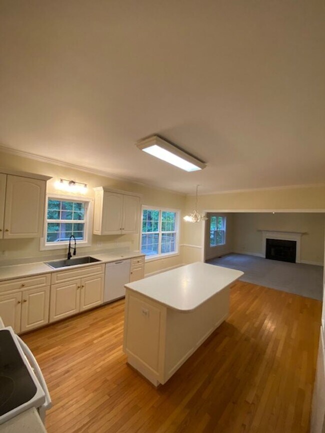 Building Photo - 5 BR/3 Bath in Willow Pointe (Lake Carolina)
