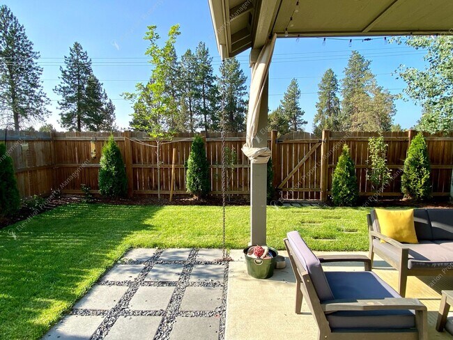 Building Photo - * Coming Soon * Beautiful Unfurnished 3-Be...