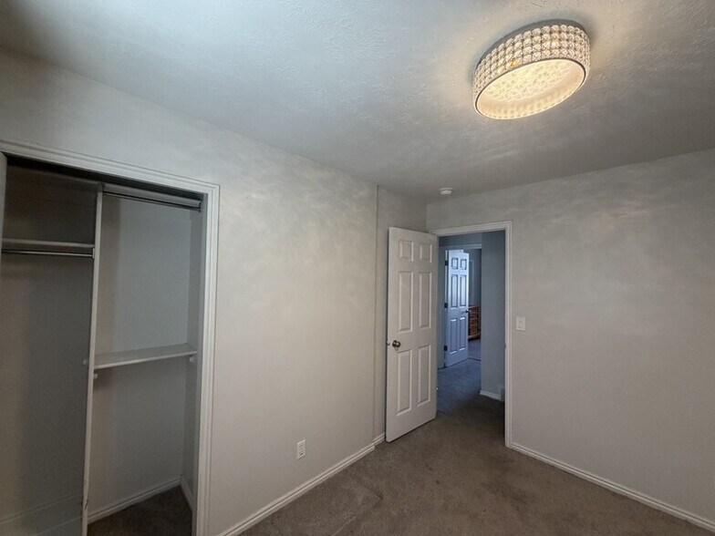 Building Photo - 704 Country Club Dr