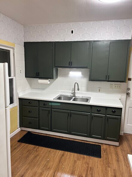 Building Photo - 10806 Bernard Ave