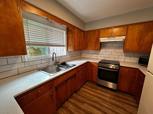 Building Photo - Super Clean 2 Bedroom Unit Of Duplex in North Albany