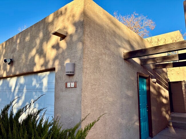 Building Photo - 2700 Vista Grande Dr NW