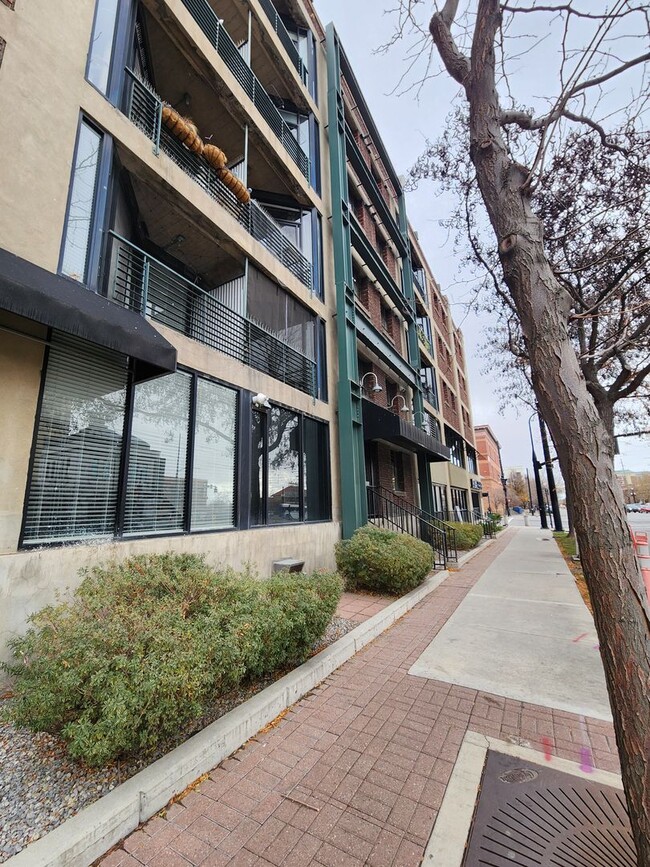 Building Photo - RARELY Available Dakota Lofts Condo! Indus...