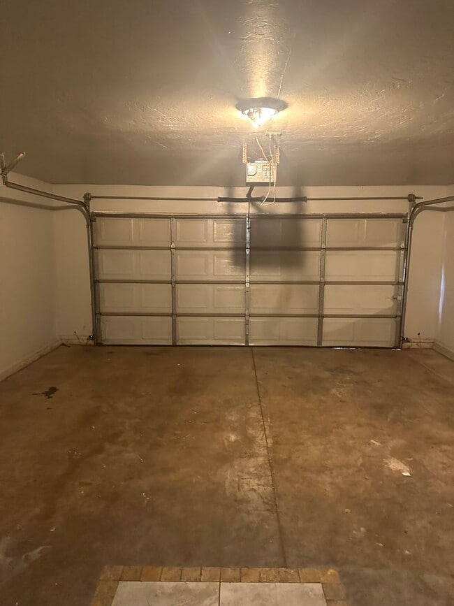 Building Photo - 3 bedroom, 2 bathroom, 2 car garage