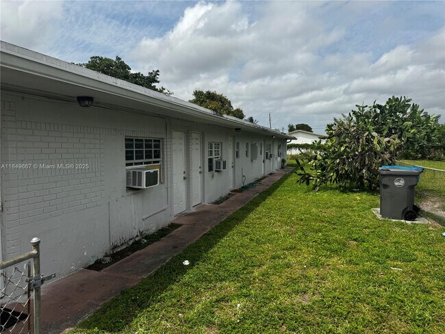Building Photo - 4017 SW 24th St