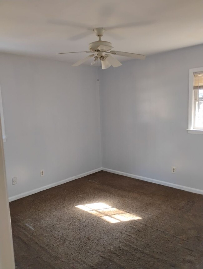 Building Photo - Move In Ready Spacious 3 Bedroom Home Conv...