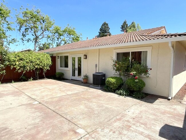 Building Photo - NEW PRICE ! Newly updated Danville Greenbr...
