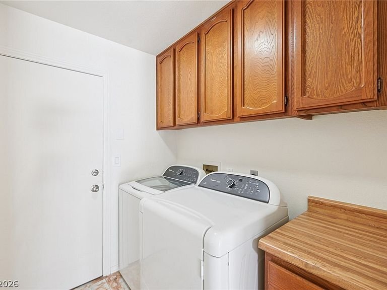 Building Photo - 582 Kavanagh Pl