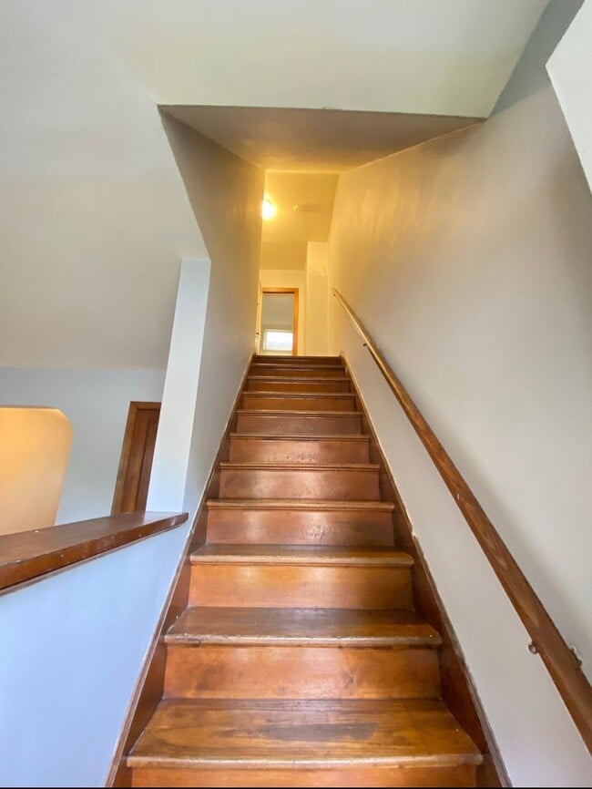 Building Photo - 2 bedroom 1 bath townhouse