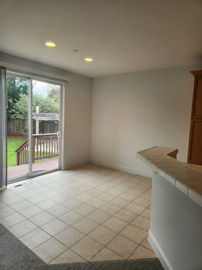 Building Photo - Great Santa Rosa Neighborhood 3 Bedroom, 2.5 Bathrooms